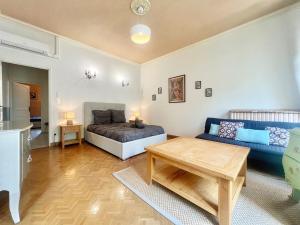 a living room with a bed and a couch at Bourgeois House - 16 personnes, Piscine, 6 chambres, 8 lits, 4 SDB, Centre-ville, CLIM in Salon-de-Provence +108 photos