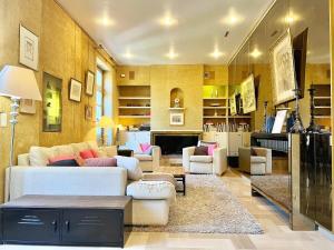 a living room with two couches and a living room with at Bourgeois House - 16 personnes, Piscine, 6 chambres, 8 lits, 4 SDB, Centre-ville, CLIM in Salon-de-Provence