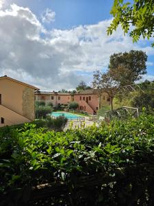 "Tuscany Hill" con giardino privato e piscina في Castagno: اطلالة على مسبح في ساحة