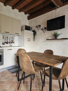 "Tuscany Hill" con giardino privato e piscina في Castagno: مطبخ مع طاولة وكراسي خشبية