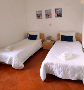 due letti uno accanto all'altro in una stanza di Stamos house a Hydra