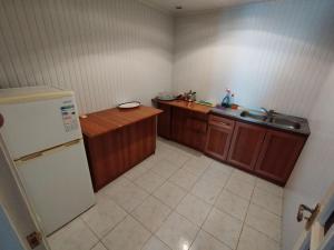 セヴァンにあるSevan Family Houseの白い冷蔵庫とシンクのあるキッチン +20枚の写真