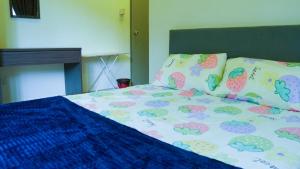 金马仑高原Palas Horizon Resident 3BR near Kea Farm Market, Cameron Highland的一张带蓝色棉被和两个枕头的床 更多10张照片
