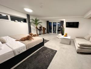 TV/trung tâm giải trí tại Modern Unit with Ocean View
