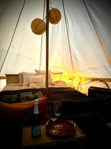 Postel nebo postele na pokoji v ubytování Glamping med alpackor