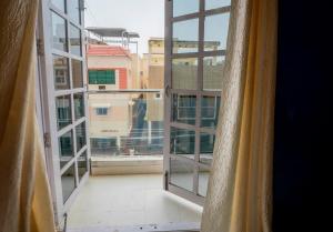 Una ventana abierta con vista a una ciudad en Serenity Stay, en Chennai