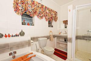 une salle de bains avec toilettes et lavabo dans l'établissement Cherry Tree Cottage B&B Linden, à Johannesbourg 49 autres photos