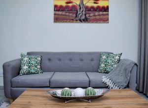 sala de estar con sofá y un bol sobre una mesa en Royal Golfview Stay, en Boksburg