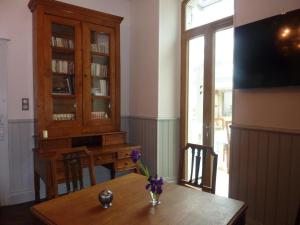 Μια τηλεόραση ή/και κέντρο ψυχαγωγίας στο Chambres d'Hôtes L'Enclos des Jacobins