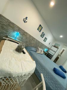 巴勒莫Il sole siciliano的一间卧室配有一张床和一张桌子