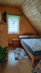 a bedroom with a bed and a window at Ferienwohnung Kunz in Schönbrunn