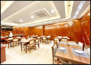 Restaurace v ubytování VARANASI HOTEL MANTVA PALACE Near Kashi Vishwanath Temple - A Luxuary Hotel In Varanasi