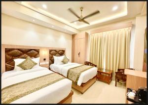 Postel nebo postele na pokoji v ubytování VARANASI HOTEL MANTVA PALACE Near Kashi Vishwanath Temple - A Luxuary Hotel In Varanasi