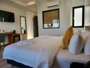 Voodi või voodid majutusasutuse AIMI Beach Hotel toas