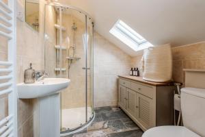 Un baño con ducha, lavabo e inodoro. en Modern Hove Home close to Brighton Beach with FREE PARKING, en Brighton & Hove 36 fotos más