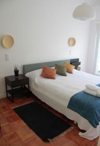 リスボンにあるNew Graça Spacious Apartmentのベッドルーム(大きな白いベッド、枕付)