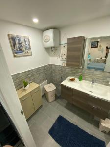 巴勒莫Il sole siciliano的带水槽和马桶的浴室