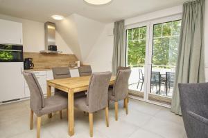 Nhà bếp/bếp nhỏ tại Rex Rugia FeWo17-5 mit Schwimmbad und Saunanutzung im AHOI-Erlebnisbad Sellin