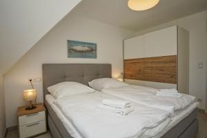 Giường trong phòng chung tại Rex Rugia FeWo17-5 mit Schwimmbad und Saunanutzung im AHOI-Erlebnisbad Sellin +28 ảnh