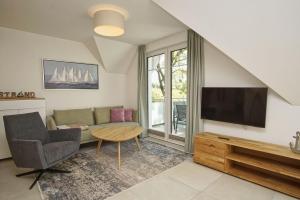 Et tv og/eller underholdning på Rex Rugia FeWo17-6 mit Schwimmbad und Saunanutzung im AHOI-Erlebnisbad Sellin