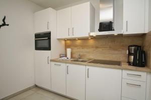 Køkken eller tekøkken på Rex Rugia FeWo17-6 mit Schwimmbad und Saunanutzung im AHOI-Erlebnisbad Sellin