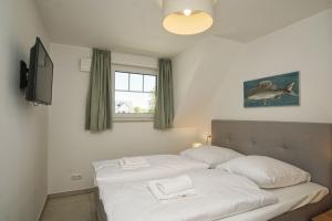 En eller flere senge i et værelse på Rex Rugia FeWo17-6 mit Schwimmbad und Saunanutzung im AHOI-Erlebnisbad Sellin + 26 billeder