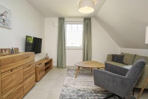 Et tv og/eller underholdning på Rex Rugia FeWo17-8 mit Schwimmbad und Saunanutzung im AHOI-Erlebnisbad Sellin