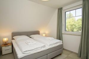 En eller flere senge i et værelse på Rex Rugia FeWo17-8 mit Schwimmbad und Saunanutzung im AHOI-Erlebnisbad Sellin + 21 billeder