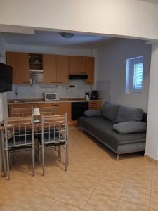 un soggiorno con un divano, un tavolo e delle sedie di Apartment Emily a Omiš (Almissa)
