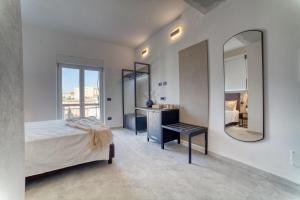 ein Schlafzimmer mit Bett, Schminktisch und Spiegel in der Unterkunft Umberto 28 Guest House in Sassari + 29 Fotos