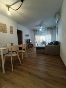 un soggiorno con un tavolo e un divano di Apartamento Pilar a Gandía