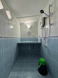 y baño con lavabo y ducha. en Rumah Bonda, en Gua Sai 6 fotos más