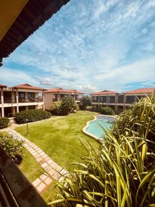 a view of the courtyard of a resort at Ondas do Mar in Taíba