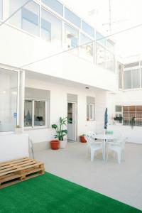 un soggiorno con tappeto verde di Dona Maria Guest House a Faro