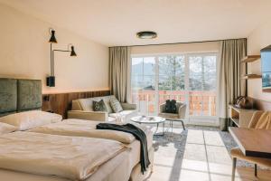 pokój hotelowy z dwoma łóżkami i kanapą w obiekcie Landhaus Sammer w mieście Tannheim