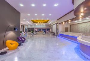 Bazén v ubytování Kipriotis Hippocrates Hotel nebo v jeho okolí