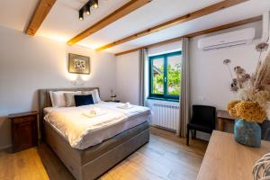 Ένα ή περισσότερα κρεβάτια σε δωμάτιο στο Rooms&Vinery Bregovi - Sobe in vinska klet Bregovi