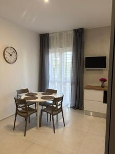 TV a/nebo společenská místnost v ubytování La Maison de Macrén + 10 fotografií