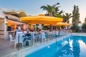 Bazén v ubytování Kipriotis Hippocrates Hotel nebo v jeho okolí