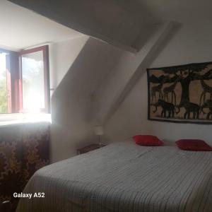 Ένα ή περισσότερα κρεβάτια σε δωμάτιο στο Maison rustique à la campagne