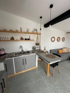 een keuken met een wastafel en een tafel bij Heras house in Iraion +10 foto's