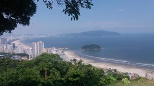 a view of a beach with buildings and a city at Vanderli - Deli in São Vicente