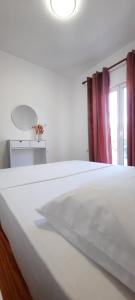 希马拉Amarildo Hotel的带窗户的房间里有一张白色的床