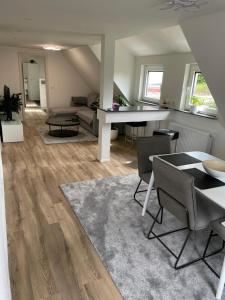 a living room with a table and chairs in a room at Moderne Ferienwohnung Horb-Altheim in Horb am Neckar