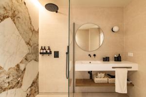 un baño con lavabo y espejo en SariStays Valencia Modern & O, en Valencia 22 fotos más