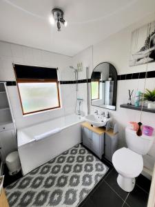 ウスターにあるFamily-Friendly Spacious 3BR, Near Uni & Townの浴槽、トイレ、洗面台を備えたバスルーム