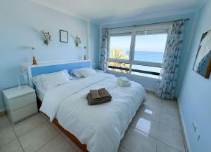 ein Schlafzimmer mit einem Bett mit Blick auf das Meer in der Unterkunft Gemütliches Apartment mit tollem Meerblick in Arguineguín