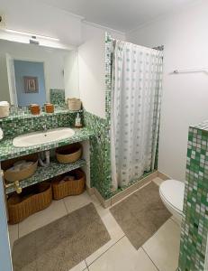 ein Badezimmer mit Waschbecken und Dusche in der Unterkunft Gemütliches Apartment mit tollem Meerblick in Arguineguín + 15 Fotos