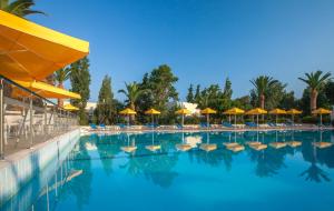 Bazén v ubytování Kipriotis Hippocrates Hotel nebo v jeho okolí