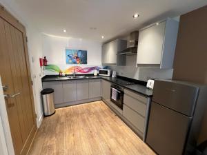 Η κουζίνα ή μικρή κουζίνα στο Glastonbury Harmony, Split-Level 1 bedroom Apartment